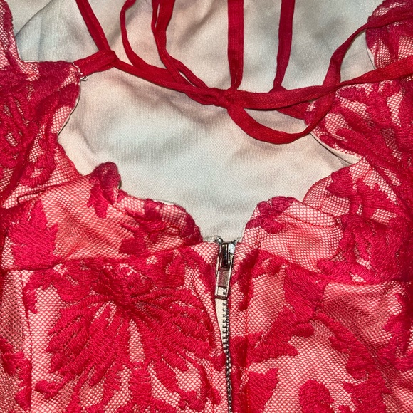 Red lace open-back dress - Xenia Boutique - Picture 4 of 4